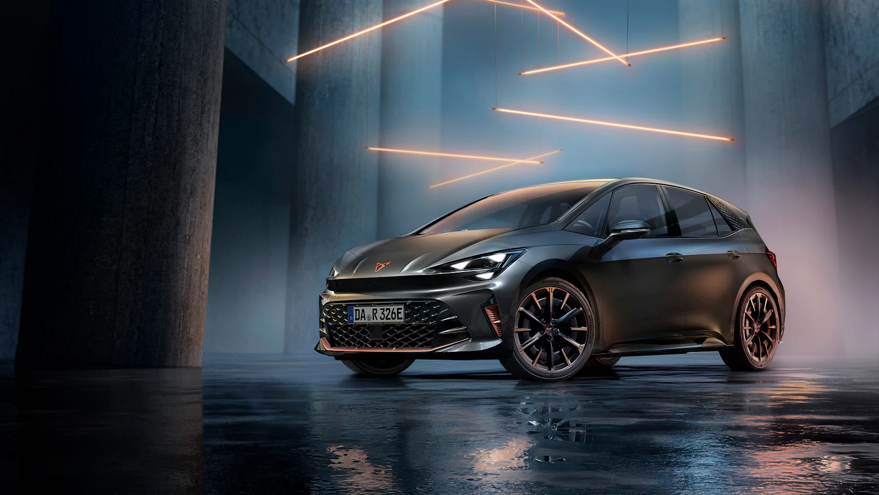 CUPRA Born in Frontansicht mit beleuchteten Torbögen im Hintergrund