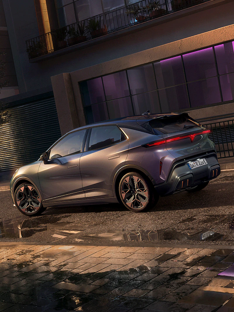 CUPRA Raval von schraeg hinten mit markanten LED-Rueckleuchten, sportlichem Diffusor mit kupferfarbenen Akzenten und charakteristischen Leichtmetallfelgen.